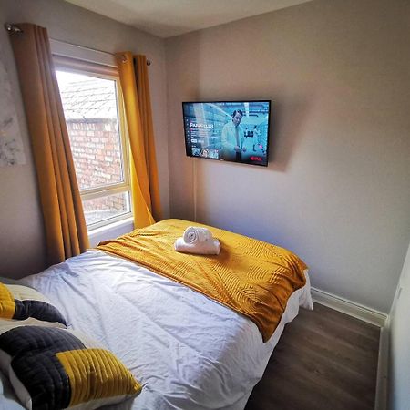 הוילה בלפסט 2Br Cozy Duplex מראה חיצוני תמונה