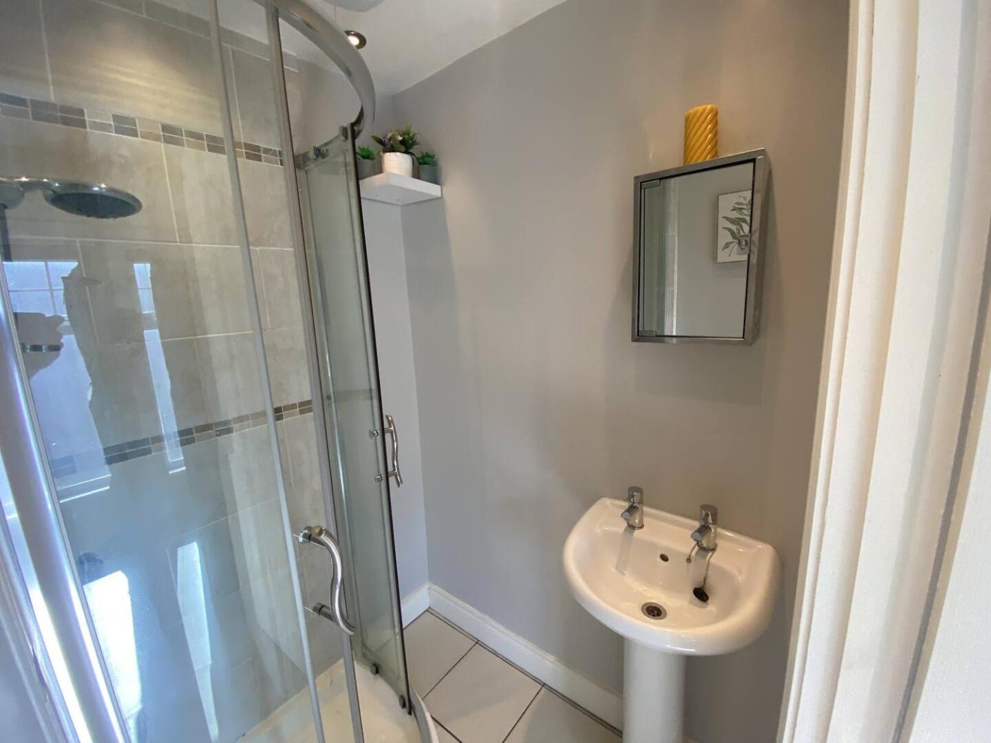 הוילה בלפסט 2Br Cozy Duplex מראה חיצוני תמונה
