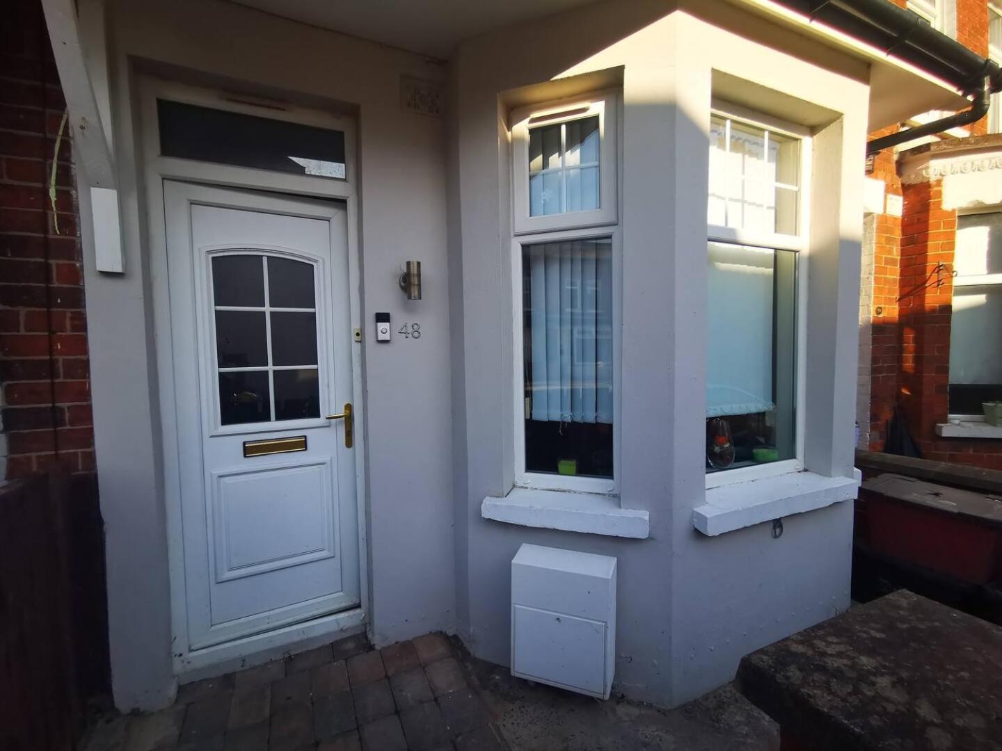 הוילה בלפסט 2Br Cozy Duplex מראה חיצוני תמונה