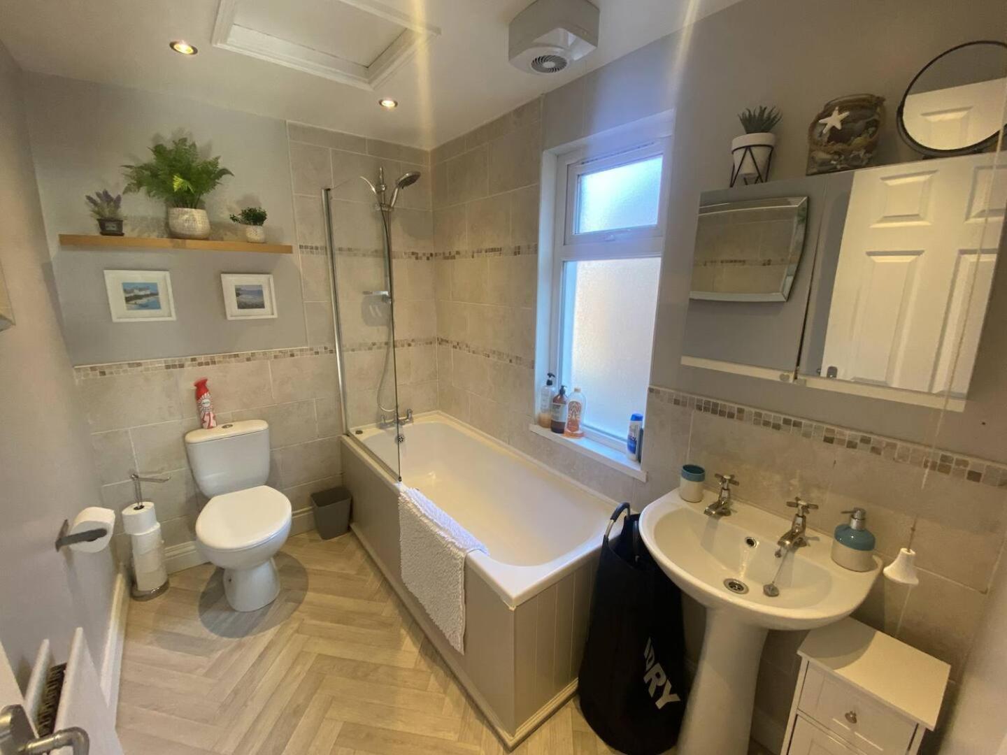 הוילה בלפסט 2Br Cozy Duplex מראה חיצוני תמונה